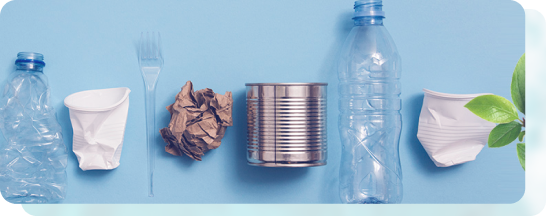 Residuos De Basura Y Bolsas De Plástico En El Contenedor De Reciclaje Azul  Aislado En Blanco, Montones De Residuos De Basura De Plástico Muchos,  Vertedero De Residuos De Plástico Y Contenedor Azul